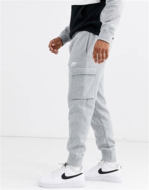 nike - club - cargo-joggingbroek met aansluitende boorden in grijs|Nike Club Fleece Cargo Jogger Heren .